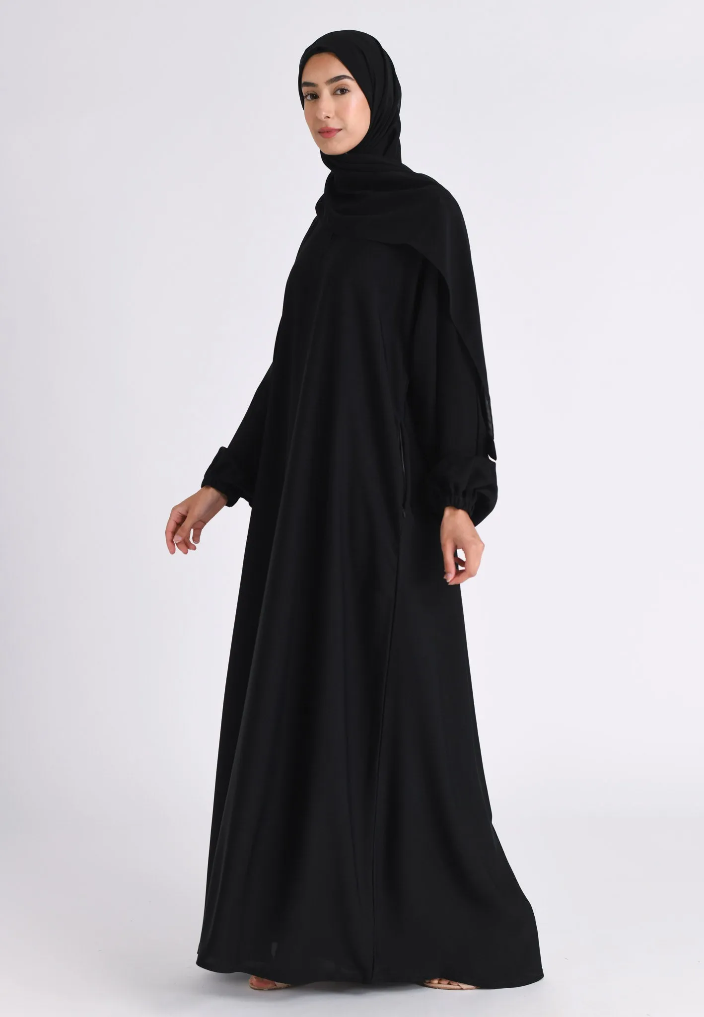 Black Closed Abaya with Zip Pockets & Cuff Sleeves
