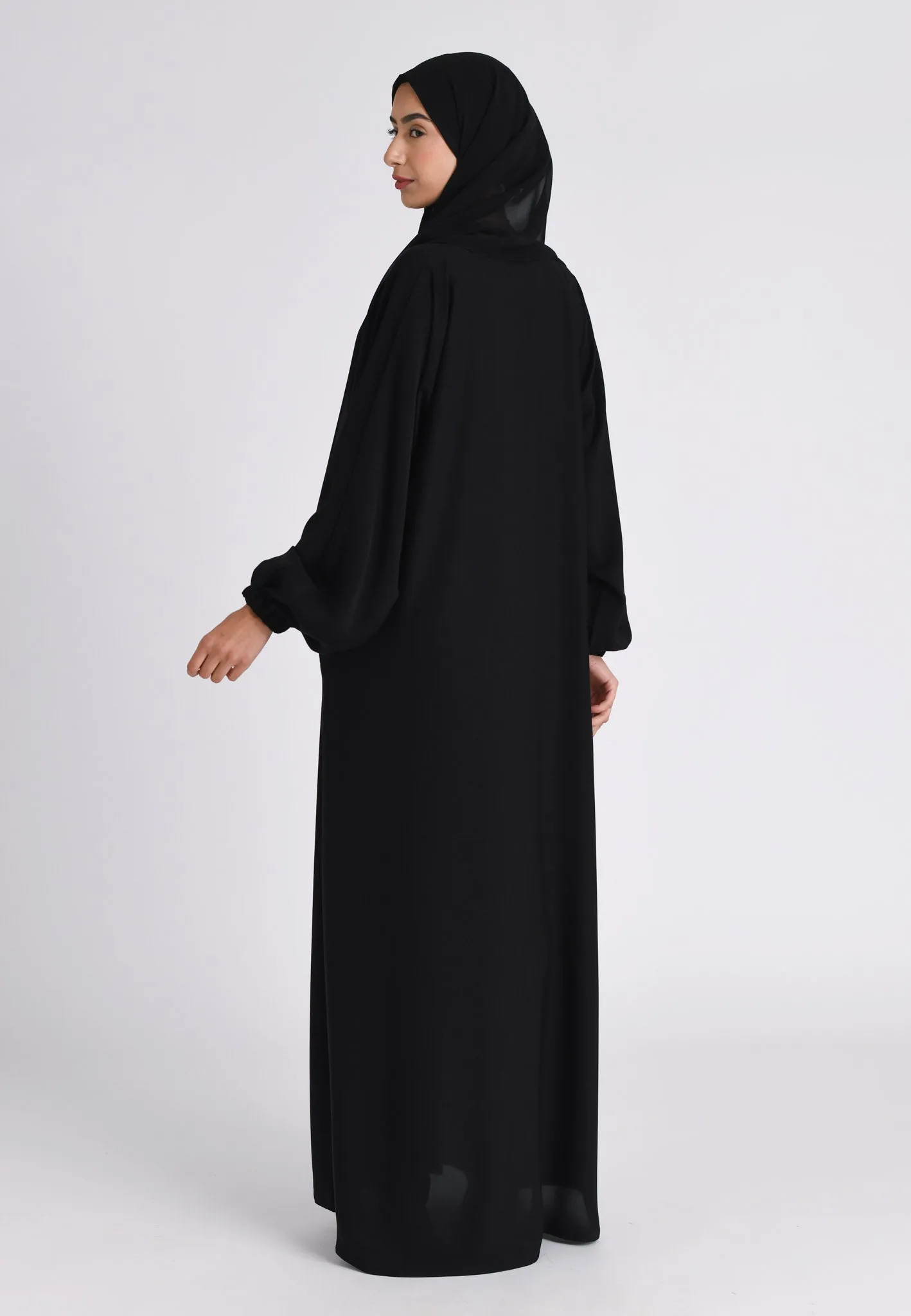 Black Closed Abaya with Zip Pockets & Cuff Sleeves