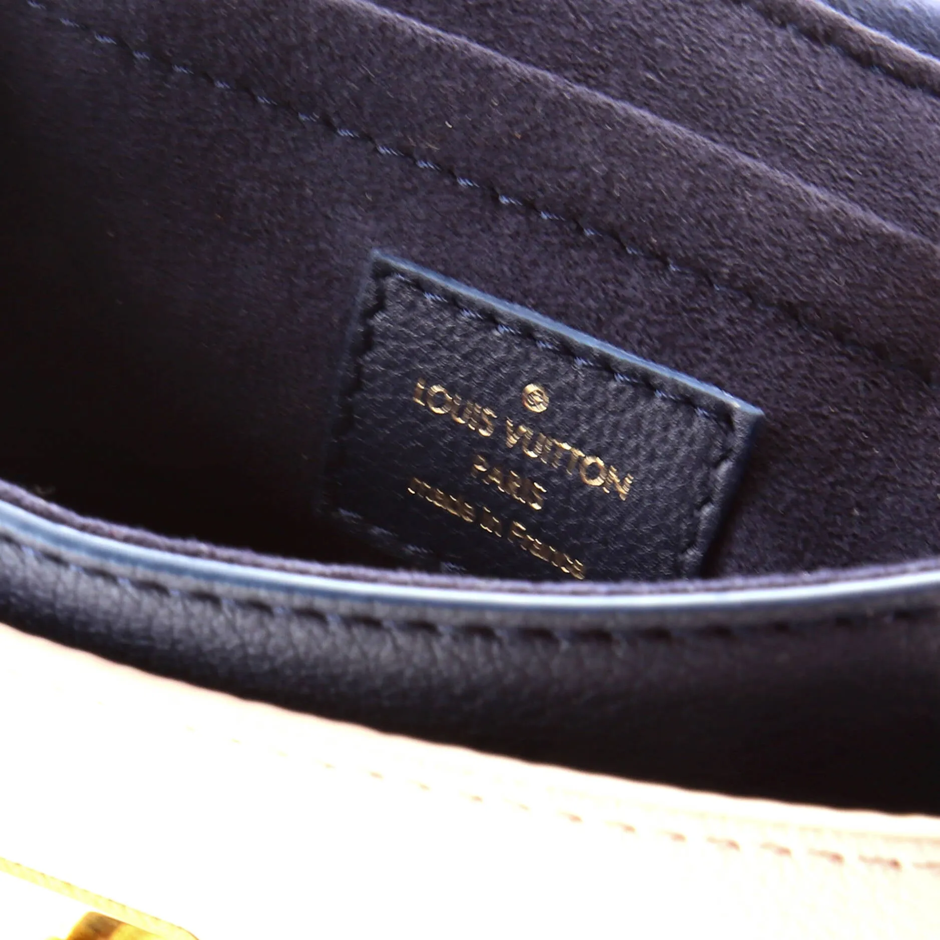 Designer Lockme Tender Handbag Leather