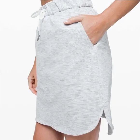Lululemon White Grey Stripe On The Fly Woven Elastic Waistband Stretch Skirt 2