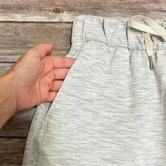 Lululemon White Grey Stripe On The Fly Woven Elastic Waistband Stretch Skirt 2
