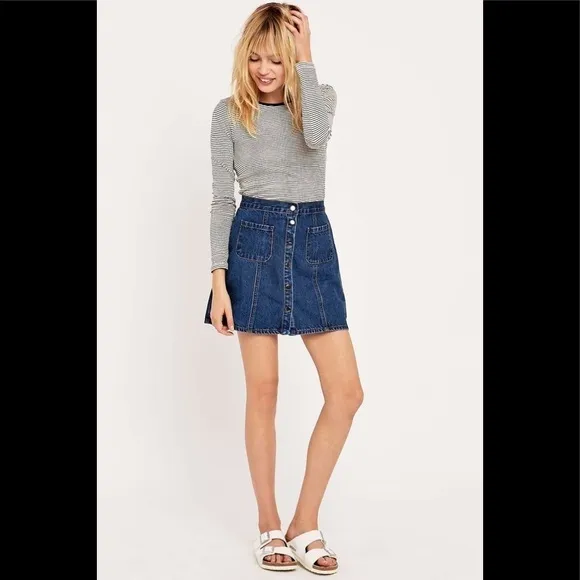 ✨Urban Outfitters Button BDG Front Denim Mini Skirt✨