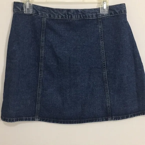 ✨Urban Outfitters Button BDG Front Denim Mini Skirt✨